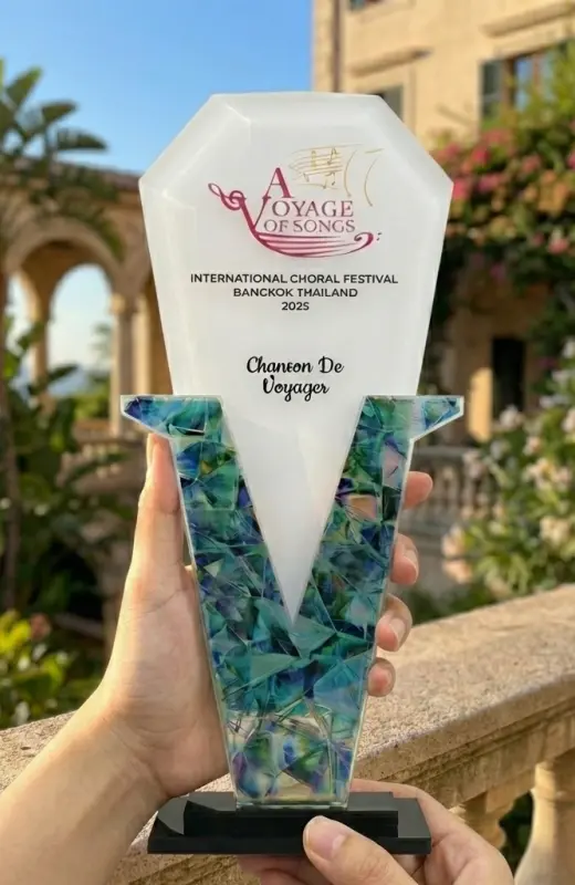 chanson de vovager layered acrylic trophy is made of 2 layers acrylic. first layer is V shape with diamond texture and reflective. 2nd layer is UV prinnted on back surface.