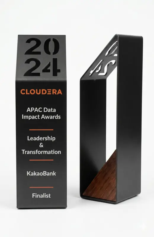 cloudera metal frame trophy in different view. The shape is simplistic but can fit the text nicely. We can make any custom trophy and plaque  and deliver to Singapore, Malaysia and Indonesia.
