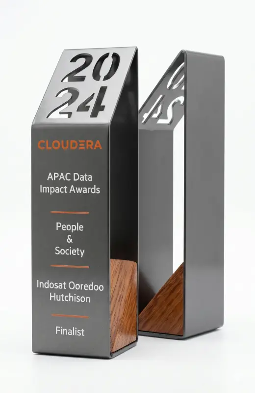 cloudera metal frame trophy with size 200x80x80mm. The weight is about 1 kg.