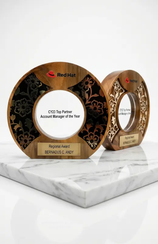 redhat wood trophy has 2 gold metal plates attached to the sides with UV printing of floral pattern. This effect make the trophy interesting