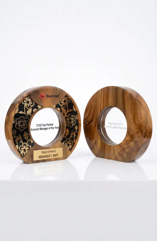 redhat wood trophy is easy to hand held. The wood is made of mahagony and cut with cnc.