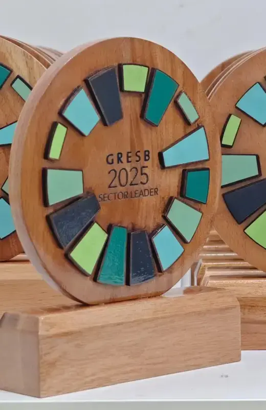 Angle view of GRESB wood trophy. we can accept urgent order such as this where the names are given in the last week. Delivery is reliable as it takes 3 days.
