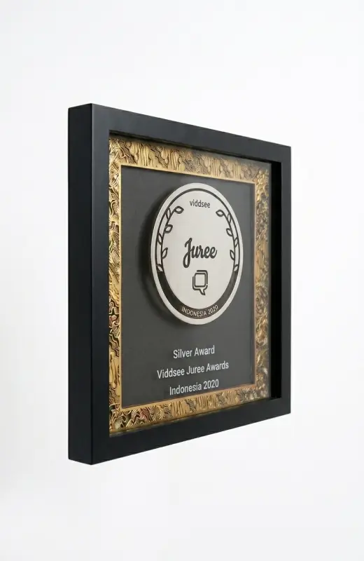 side view of viddsee frame plaque. you can customize the size or the details.