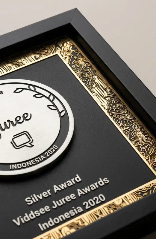 viddsee frame plaque zoom in. you can see the detail which is done by laser engraving.