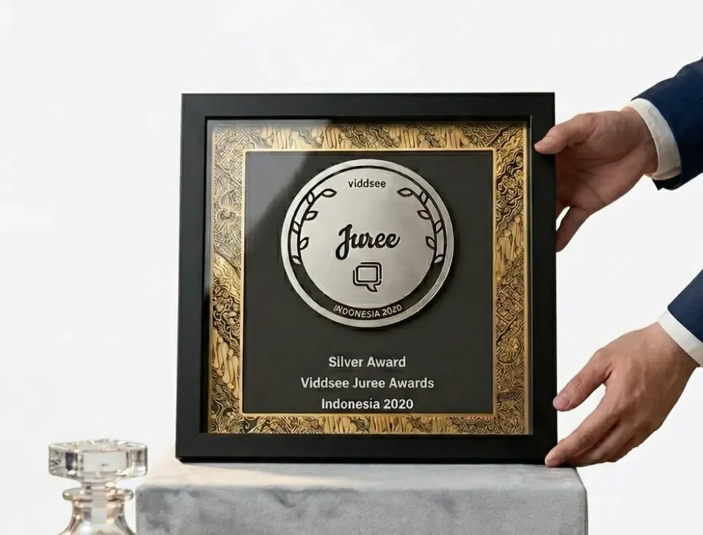  photoshooot of viddsee frame plaque. an interesting concept that can be used for any event.